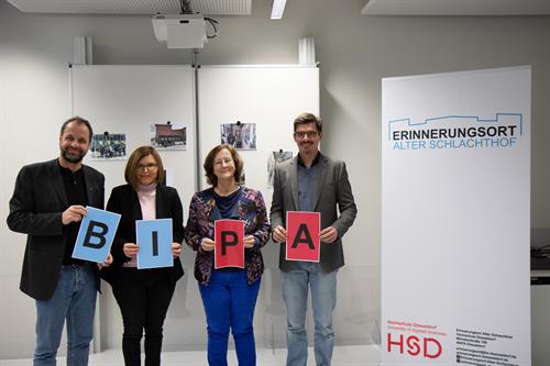 HSD-Präsidentin Prof. Dr. Edeltraud Vomberg (Mitte re.) und Schulleiterin Assunta Braidi unterzeichneten am 27. Januar mit Dr. Joachim Schröder (re.) vom Erinnerungsort sowie dem Geschichtslehrer Markus Hugo die Kooperationsvereinbarung zur künftigen gemeinsamen Bildungsarbeit. Foto: Otto Schumacher